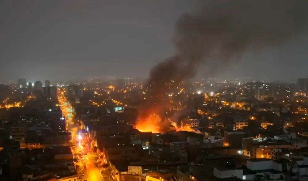 Incendio de grandes proporciones inició cerca a las 4.00 a. m. de este jueves.  Foto: captura/Canal N