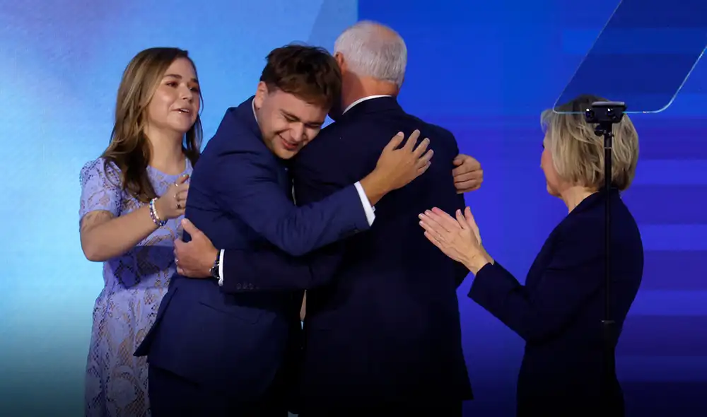 Tim Walz elogió a su familia durante sus declaraciones al aceptar la nominación a la vicepresidencia. Foto: AFP