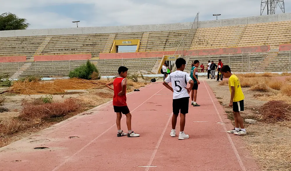 Estadio Miguel Grau luce completamente abandonado. Foto: Almendra Ruesta / URPI-LR