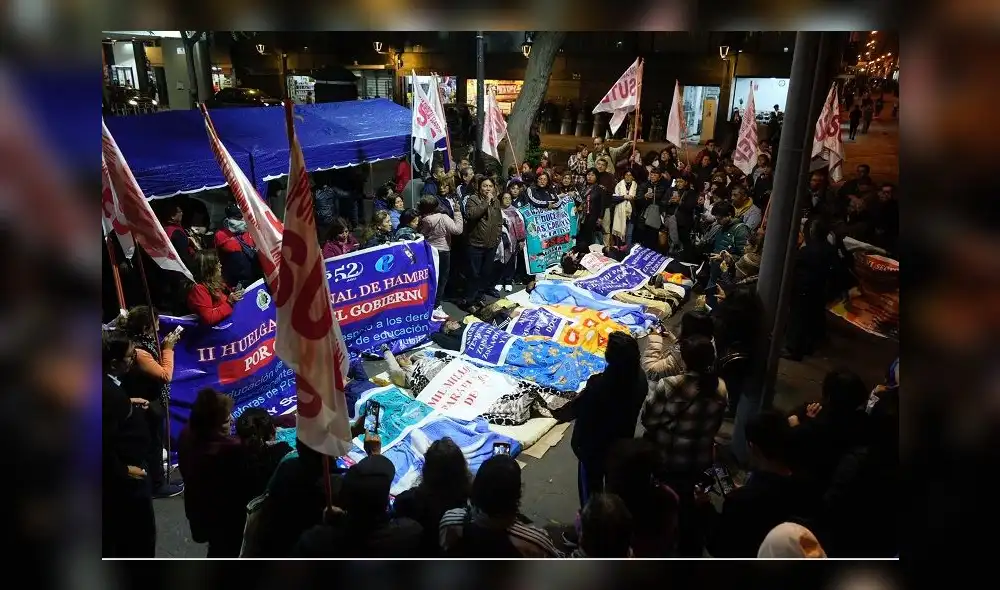 Maestros ingresan a su tercer día de huelga en demanda de mejoras salariales. Maestros ingresan a su tercer día de huelga en demanda de mejoras salariales.