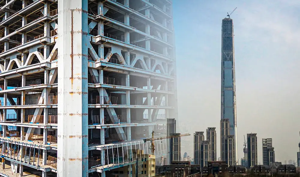 La imponente torre empezó en el 2009, pero nunca se terminó | Lr / Composición Gerson Cardozo