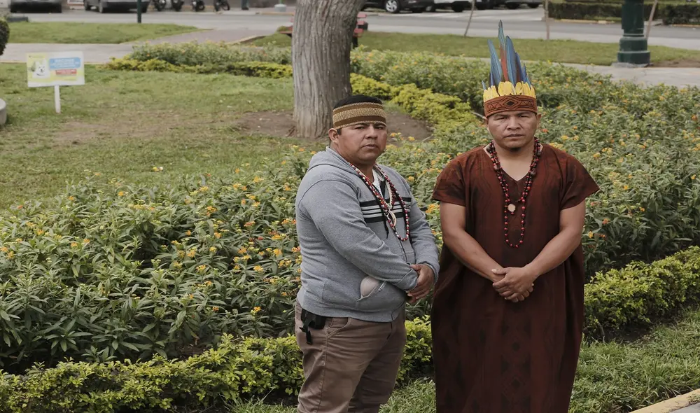 Marcelo Odicio (con kushma), presidente de la Fenacoka, y dirigente Willy Pino. Foto: Marco Cotrina / LR