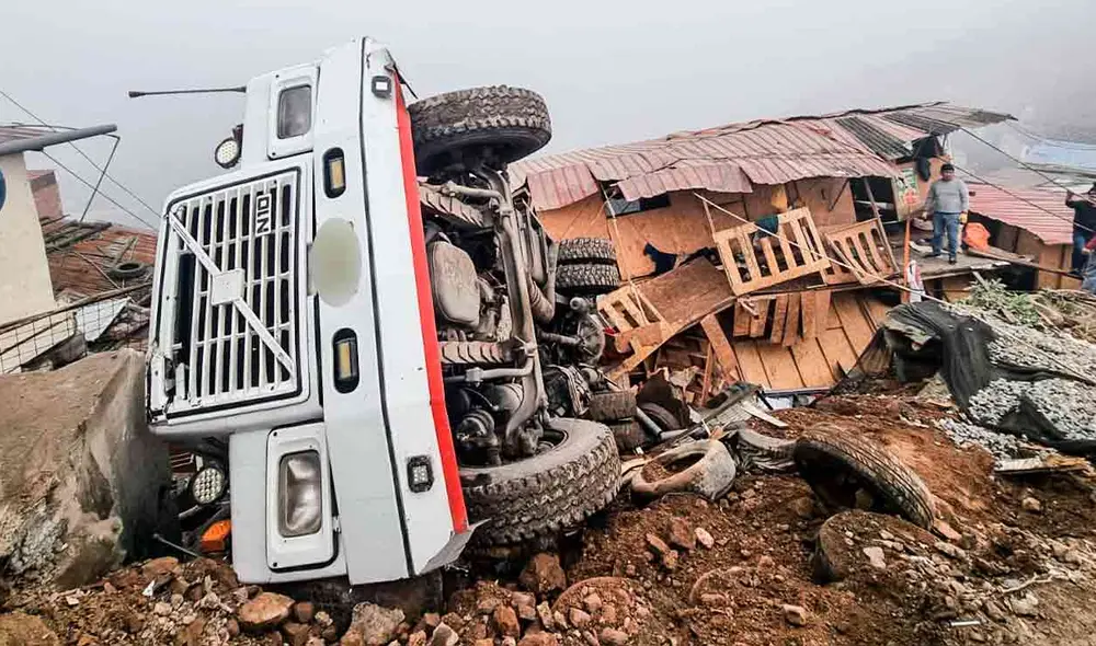 Camión cargado de piedras se vuelca sobre vivienda afectando a 3 familias. Foto: Rosario Rojas/LaRepública