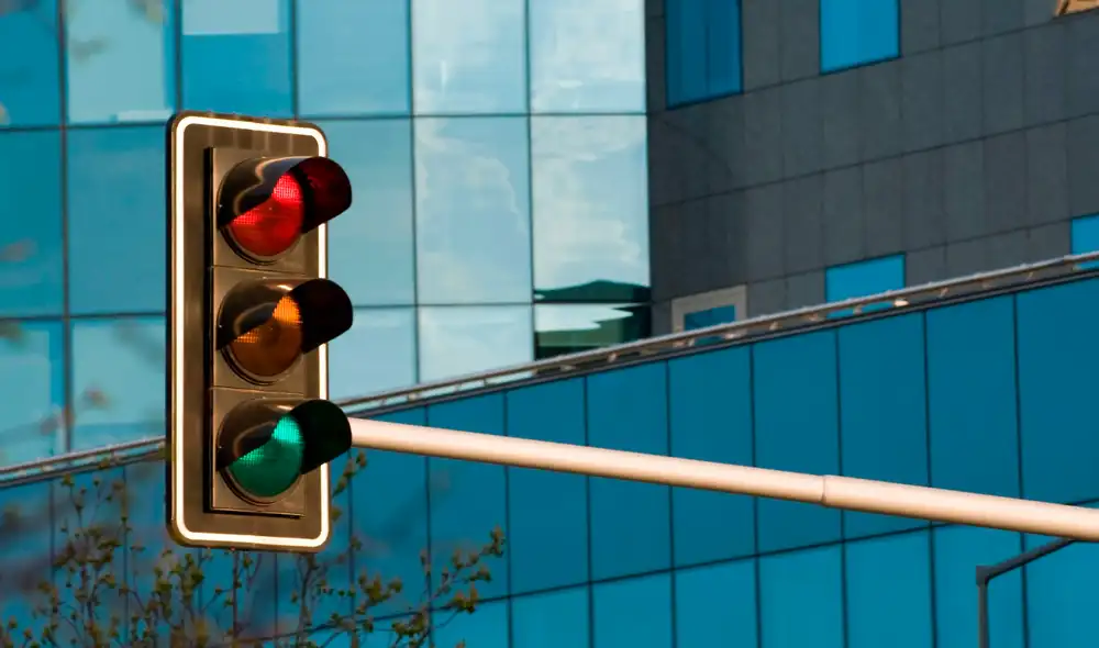 Los semáforos de tres colores podrían llegar a su fin, tras una propuesta de investigadores en Estados Unidos. Foto: Autobild