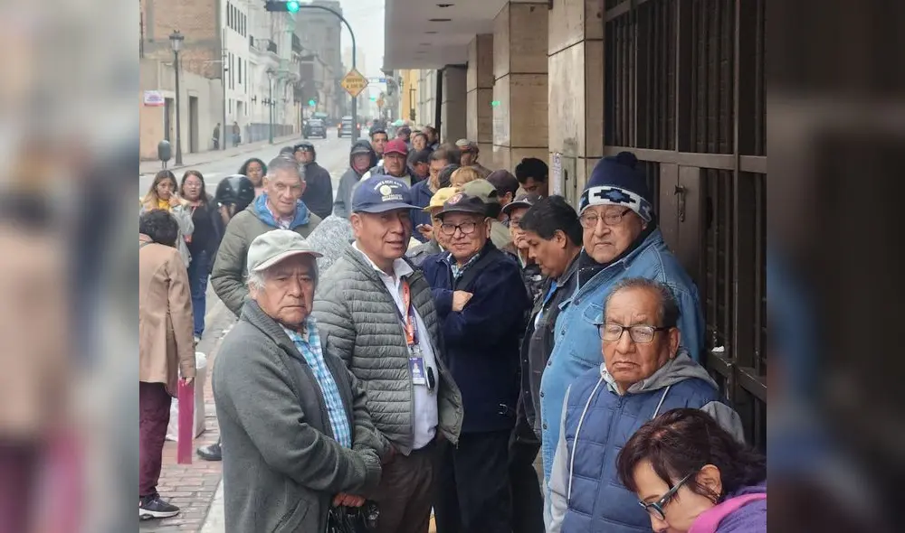 Incertidumbre. Adultos mayores esperan desde temprano para cobrar su dinero. Foto: Kevinn García / URPI-LR