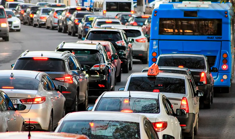 En América Latina más de siete países presentan un tráfico vehicular que obliga a sus habitantes a perder más de 100 horas al año. Foto: Pixabay