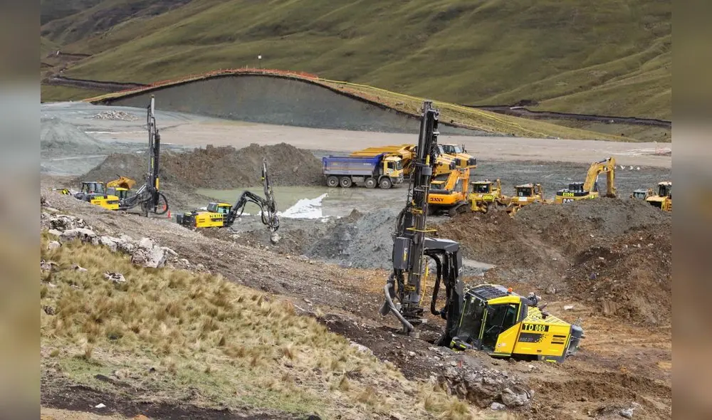 Meses antes, el ministro de Energía y Minas, Rómulo Mucho,  dijo que el proyecto Conga sí iba y para el efecto se buscaría el consenso social.