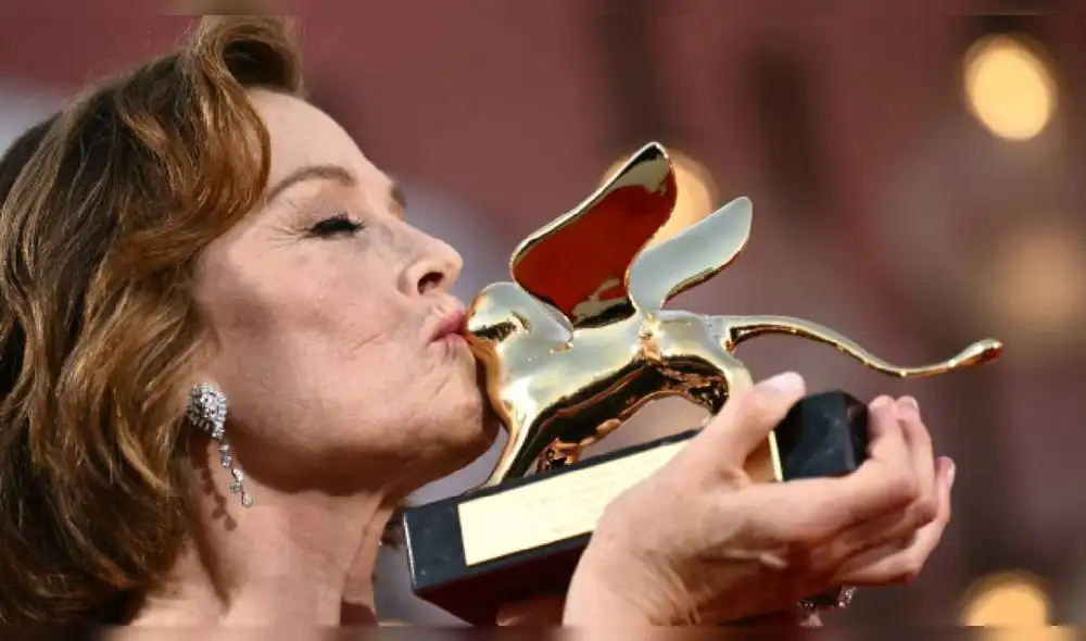 Sigourney Weaver posa con el León de Oro,  premio otorgado por trayectoria profesional en el Festival de Venecia. Foto: AFP.