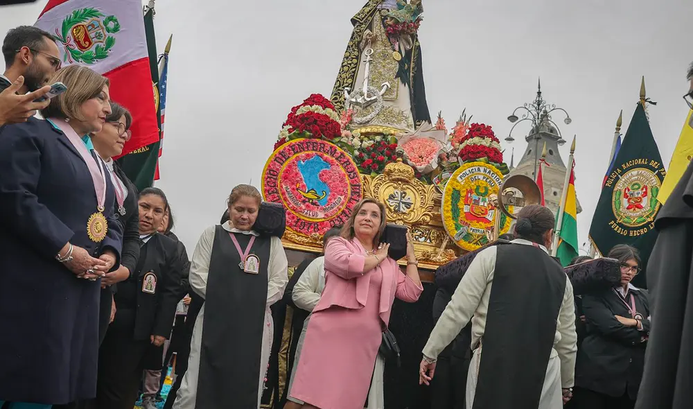 Dina Boluarte cargó el anda por la plaza mayor de Lima. Foto: Andina