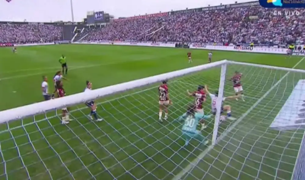 El árbitro principal no convalidó el tanto de Alianza Lima ante Universitario. Foto: captura/Nativa TV