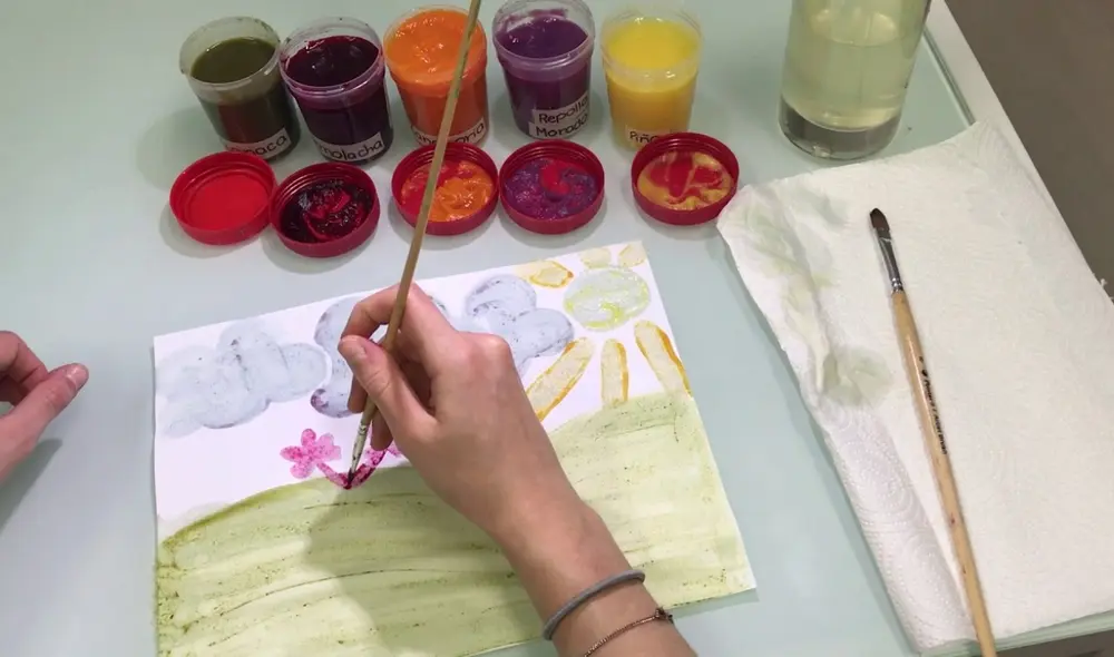 Las frutas y verduras comunes en tu cocina pueden ofrecerte una sorprendente paleta de colores naturales para tus proyectos. Foto: Youtube