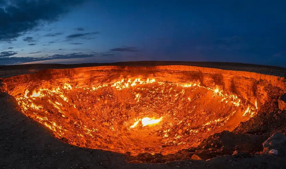 El cráter de Darvaza es un accidente geológico que surgió de una operación soviética en la década de 1970 para explotar gas natural, pero que resultó en un pozo llameante que desafía las expectativas. Foto: BBC El cráter de Darvaza es un accidente geológico que surgió de una operación soviética en la década de 1970 para explotar gas natural, pero que resultó en un pozo llameante que desafía las expectativas. Foto: BBC
