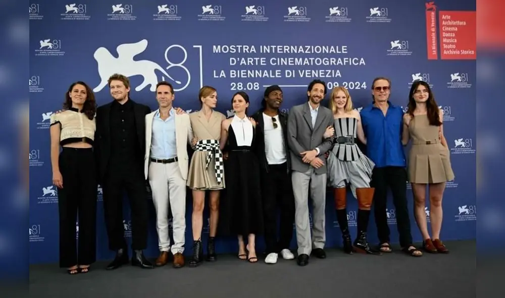 El elenco de la película The Brutalist junto con el director.