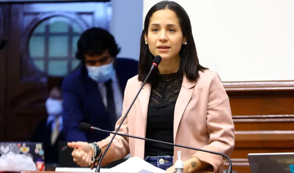 Sigrid Bazán y otros congresistas se pronunciaron y exigieron explicaciones al ministro por audios difundidos. Foto: archivo congreso