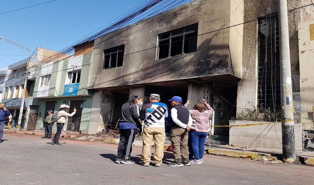 Autoridades investigan incendio que dejó a 12 viviendas afectadas. Foto: Wilder Pari LR Autoridades investigan incendio que dejó a 12 viviendas afectadas. Foto: Wilder Pari LR