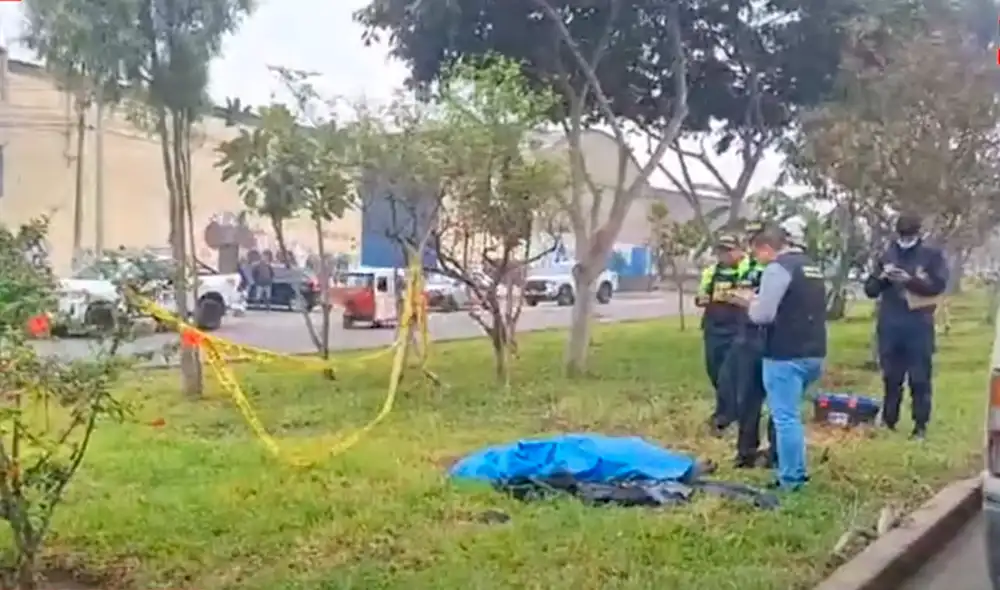 El cuerpo habría sido abandonado en horas de la madrugada. Foto: captura América TV El cuerpo habría sido abandonado en horas de la madrugada. Foto: captura América TV