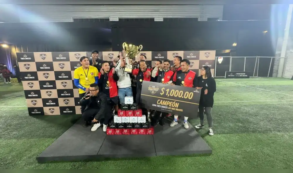 Equipo ganador levanta la copa y el cheque del primer lugar. Fuente: Difusión Equipo ganador levanta la copa y el cheque del primer lugar. Fuente: Difusión