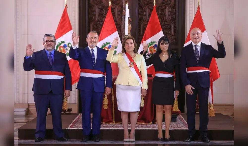 Los cuatro nuevos ministros del gabinete y la presidenta, Dina Boluarte. Los cuatro nuevos ministros del gabinete y la presidenta, Dina Boluarte.