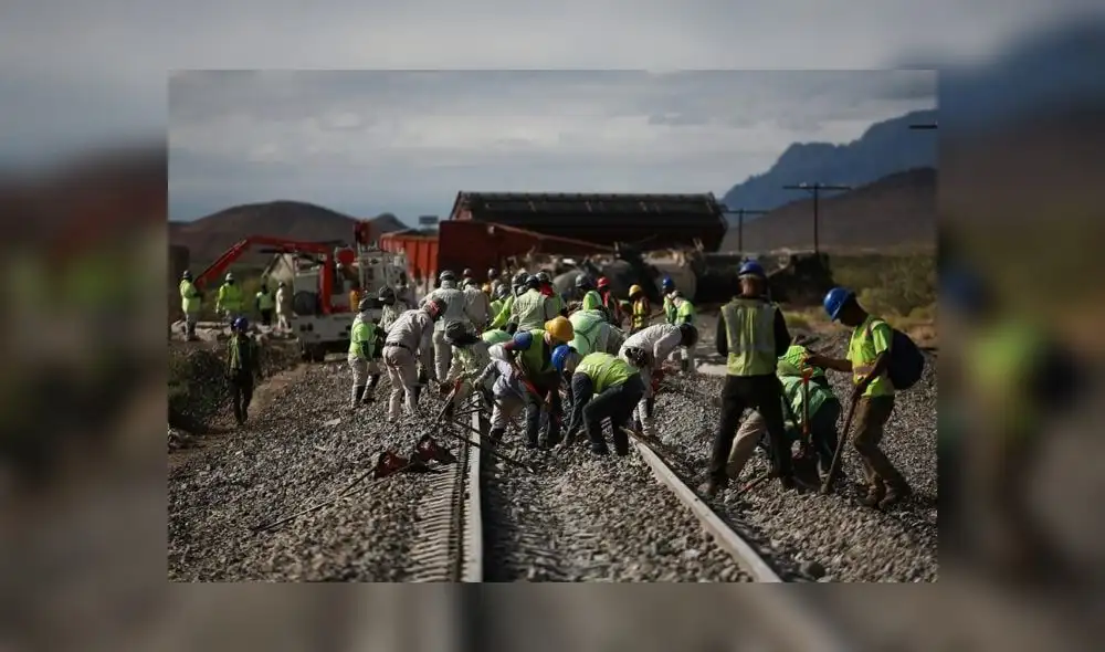 La familia del menor viajaba sobre el techo del tren para cruzar la frontera y llegar a Estados Unidos. Foto: EFE
