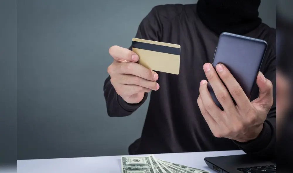 Los ciberdelincuentes utilizan mensajes de texto falsos que notifican la llegada de un paquete inexistente para obtener los datos bancarios de las víctimas. Foto: Freepik