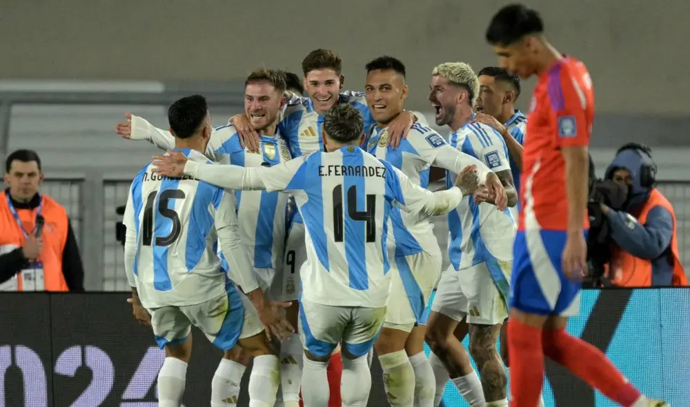 El partido entre Chile vs. Argentina marcó el debut de Ricardo Gareca en las Eliminatorias 2026. Foto: composición LR