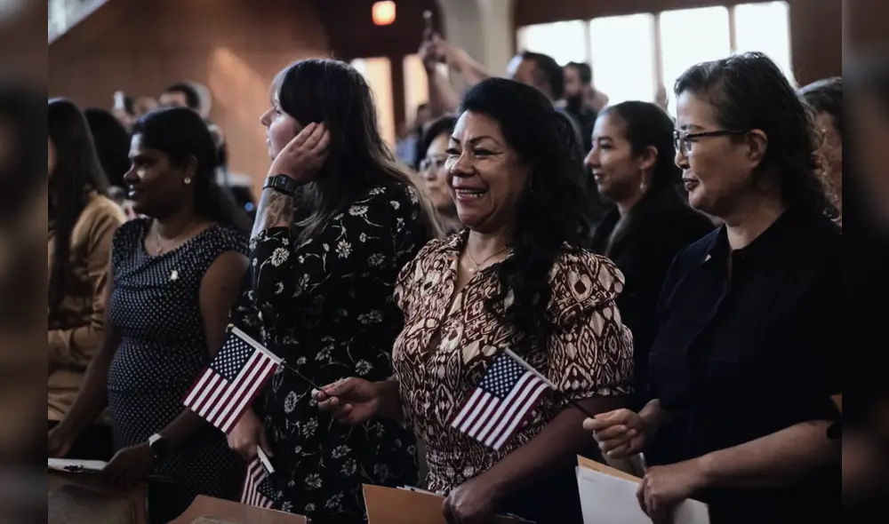 Existen diversos migrantes que deseen obtener la naturalización americana. Foto: Composición LR Existen diversos migrantes que deseen obtener la naturalización americana. Foto: Composición LR