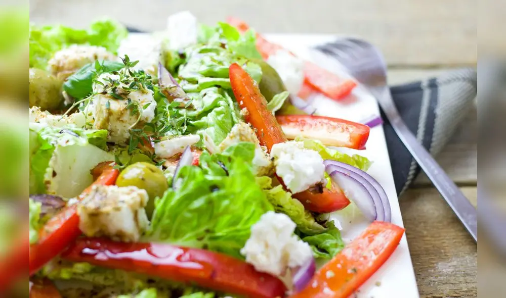 La pirámide alimentaria es una herramienta útil para organizar la dieta, garantizando un consumo adecuado de carbohidratos, proteínas y grasas en proporciones balanceadas. Foto: Pexels