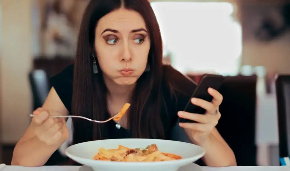 Para mitigar estos efectos, se recomienda equilibrar con contenido positivo y evitar noticias estresantes durante las comidas. Foto: El Economista Para mitigar estos efectos, se recomienda equilibrar con contenido positivo y evitar noticias estresantes durante las comidas. Foto: El Economista