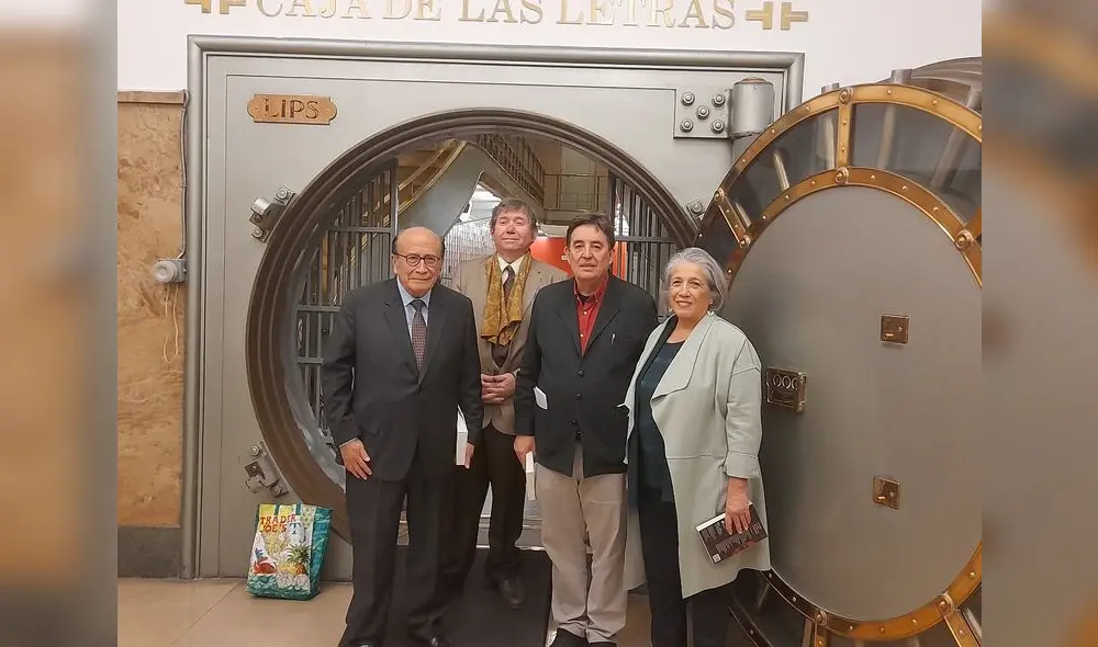 En la Caja de las Letras de Madrid, de izquierda a derecha, González Viaña, Mazzotti, Luis García Montero, director del Instituto Cervantes y la escritora Concha Valverde