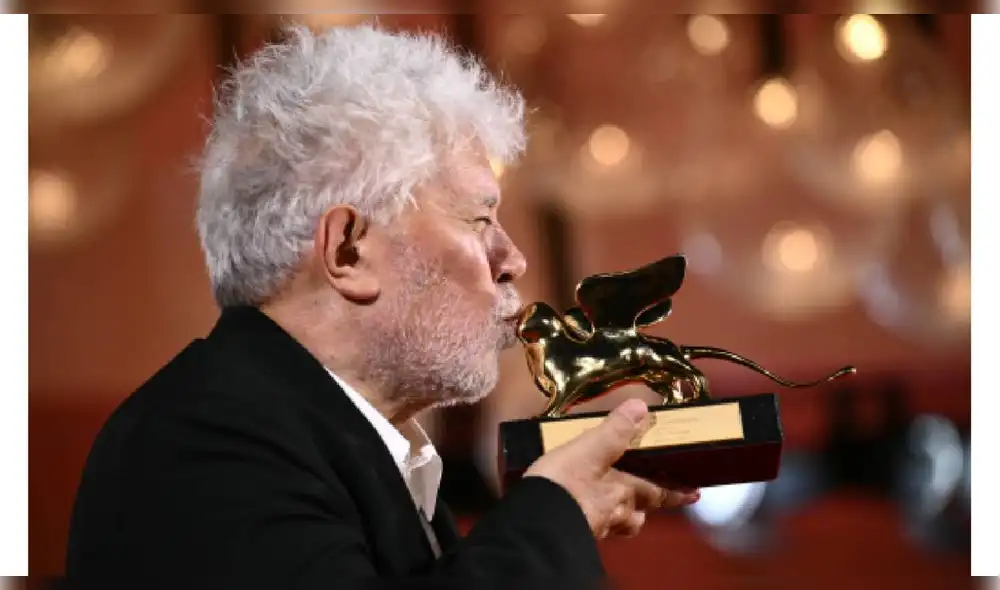Pedro Almodóvar recibe el León de Oro en el Festival de Venecia. Dedicó el premio a su familia. Foto: AFP