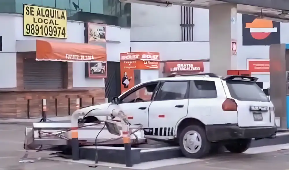 Un auto impactó contra el surtido de GNV de un grifo en San Luis y se evaluó una posible fuga. Foto: captura de pantalla