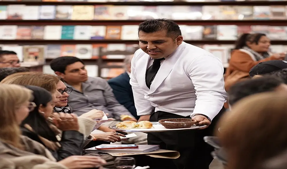 El chef compartió los sanguchitos en pan de miga con los que se engolosinaba de niño. Fotografía: Librería El Virrey.
