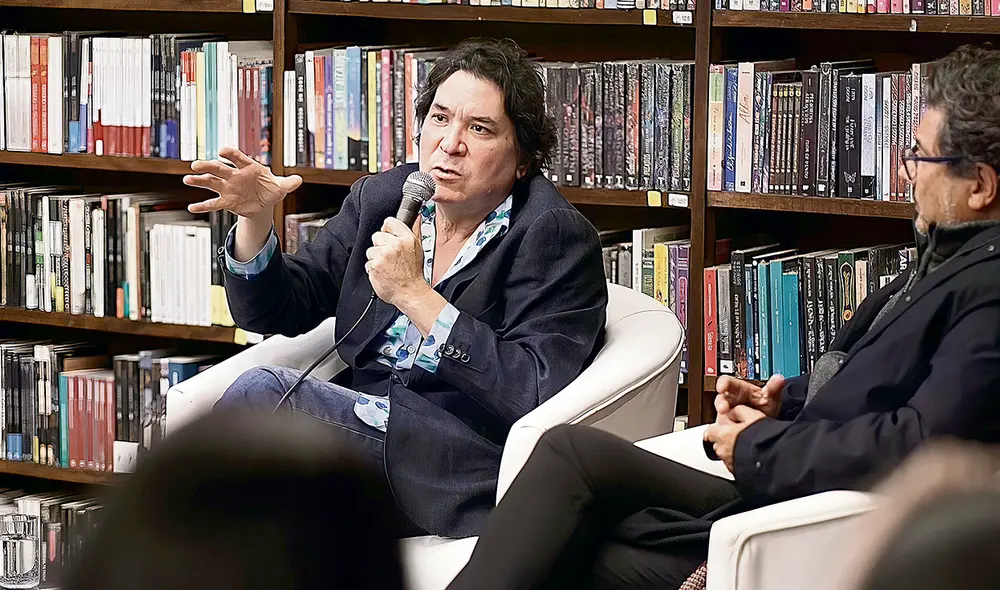 Gastón Acurio junto a Jaime Bedoya en la presentación de "Cocinando historias". Fotografía: Librería El Virrey.