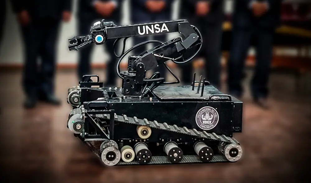 Tres estudiantes de la UNSA obtuvieron su título en ingeniería mecánica por su innovador proyecto de robot desactivador de explosivos. Foto: composición de Gerson Cardoso/Wilder Pari/La República