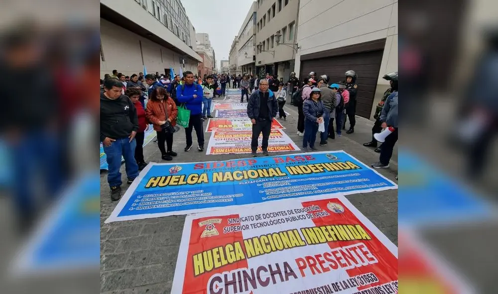 Huelga continúa. Los profesores de los institutos públicos señalaron que seguirán con su medida hasta que no haya un acta.