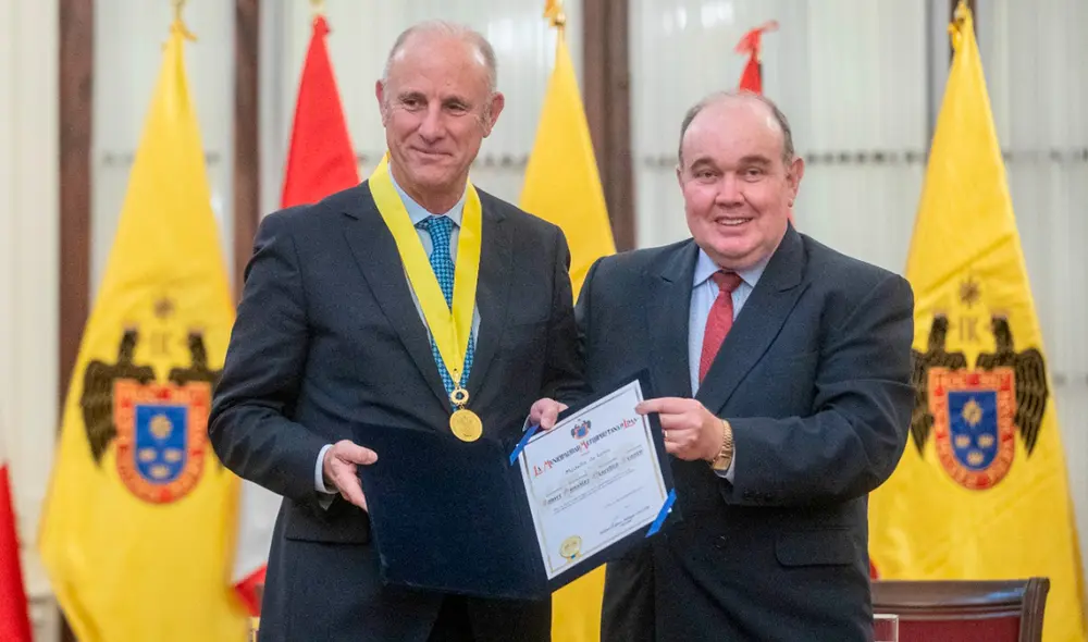 Javier González-Olaechea recibió la Medalla de Lima por parte del alcalde Rafael López Aliaga. Foto: MML