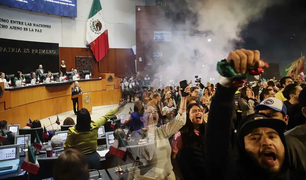 El Senado de México aprobó en la madrugada del 11 de septiembre de 2024, una reforma judicial que permitirá la elección de jueces por voto popular a partir de 2025. Foto: composición LR/AFP