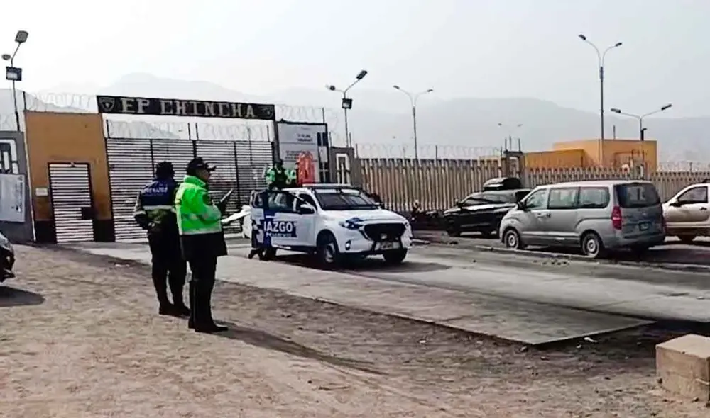 Sicarios en moto lineal abrieron fuego contra el personal del Instituto Nacional Penitenciario del Perú (INPE). Foto: composición LR/captura Latina TV