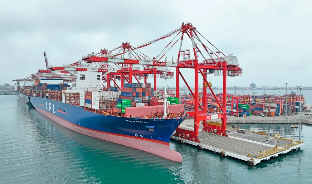 Buque de carga más grande del mundo, llega al Puerto Bicentenario. Foto: Andina
