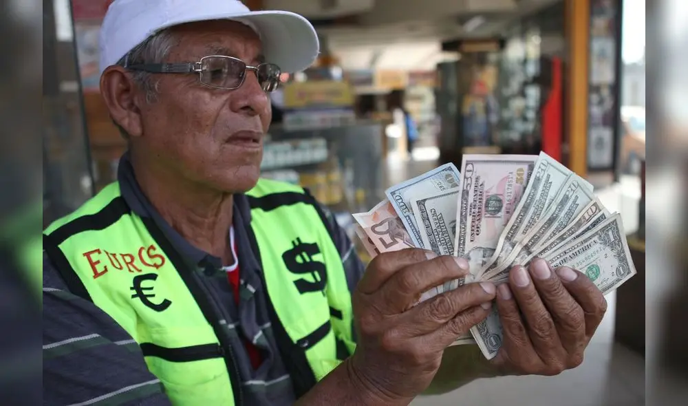 En el mercado paralelo, el dólar está en S/3,770 la compra y S/3,800 la venta. Foto: Andina / Héctor Vinces