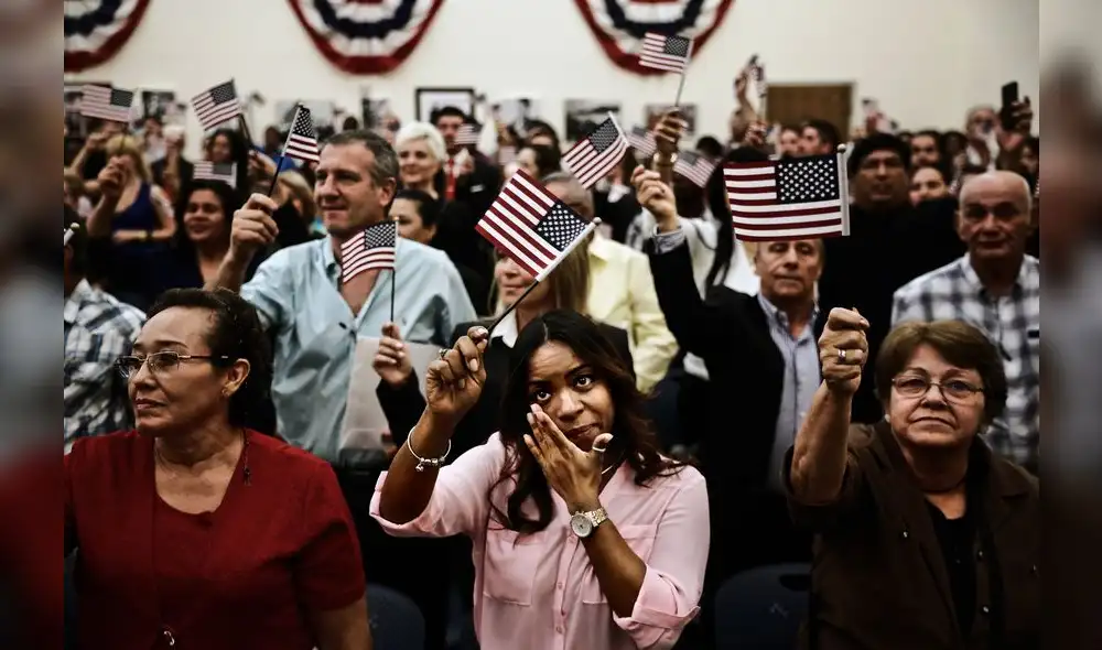 Obtener la ciudadanía estadounidense es un requisito importante para los migrantes que residen en EE. UU. Foto: Composición LR Obtener la ciudadanía estadounidense es un requisito importante para los migrantes que residen en EE. UU. Foto: Composición LR