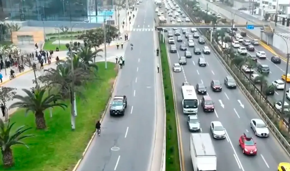 Tráfico vehicular en la avenida Javier Prado. Foto: captura América TV Tráfico vehicular en la avenida Javier Prado. Foto: captura América TV