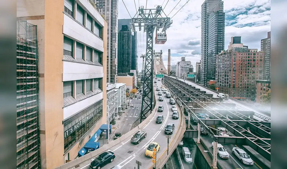 El tráfico vehicular se convierte en una fuente de energía limpia a través de aerogeneradores que aprovechan el viento generado por los autos en movimiento. Foto: Pexels El tráfico vehicular se convierte en una fuente de energía limpia a través de aerogeneradores que aprovechan el viento generado por los autos en movimiento. Foto: Pexels