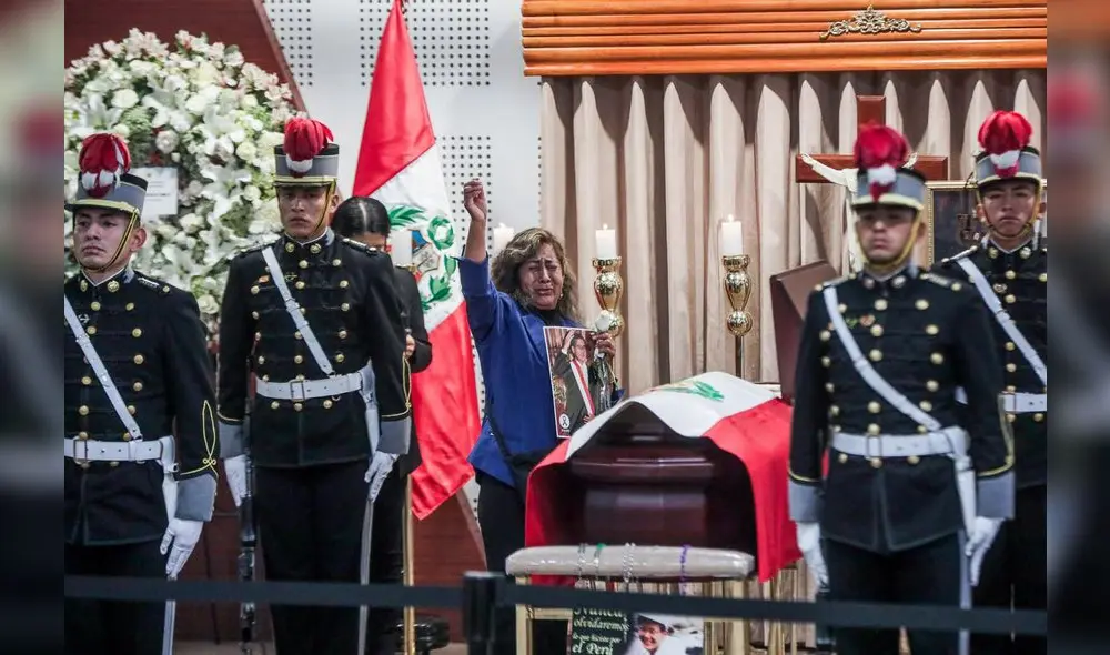 FANATISMO. Seguidora de Alberto Fujimori tras larga cola se despide de exdictador en compungido gesto, pese a graves crímenes y daños al país. FANATISMO. Seguidora de Alberto Fujimori tras larga cola se despide de exdictador en compungido gesto, pese a graves crímenes y daños al país.