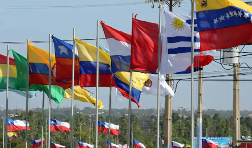 Esta bandera es una de las pocas en el mundo que incluye figuras humanas en su diseño. Foto: Diario Jurídico