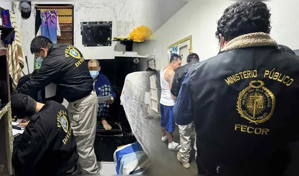 Un operativo en el penal de máxima seguridad de Piedras Gordas reveló que el preso John Alexander Zafra Espinoza tenía un celular y anotaciones para organizar su banda criminal. Foto: composición LR