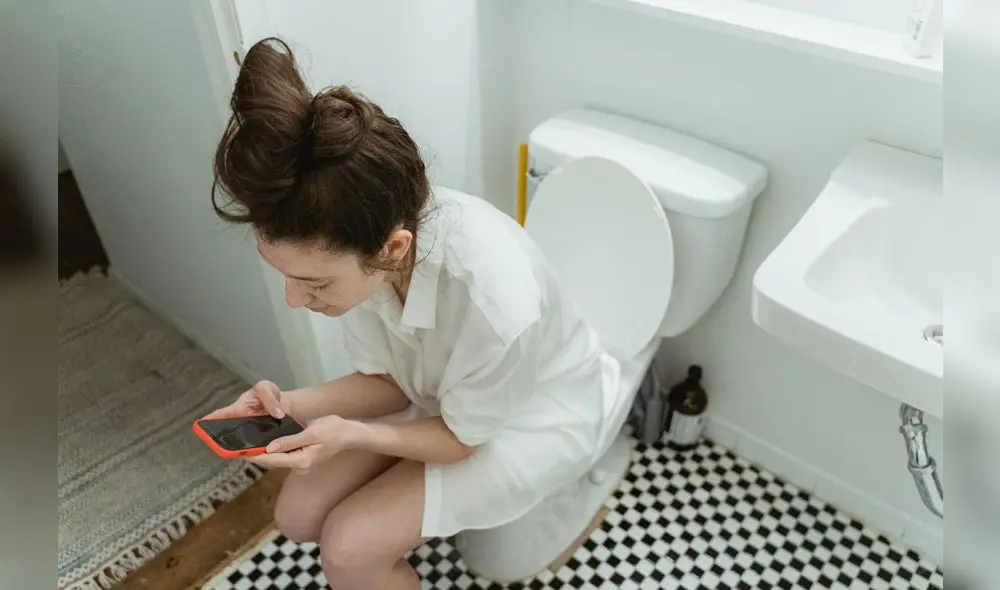 Los estudios revelan que los teléfonos móviles, al ser utilizados en lugares como el baño, acumulan bacterias y virus peligrosos. Foto: Pexels/Miriam Alonso Los estudios revelan que los teléfonos móviles, al ser utilizados en lugares como el baño, acumulan bacterias y virus peligrosos. Foto: Pexels/Miriam Alonso