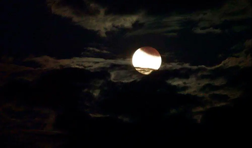 Durante un eclipse lunar parical, solo una parte de la Luna entra en la umbra de la Tierra. Foto: Brad Riza