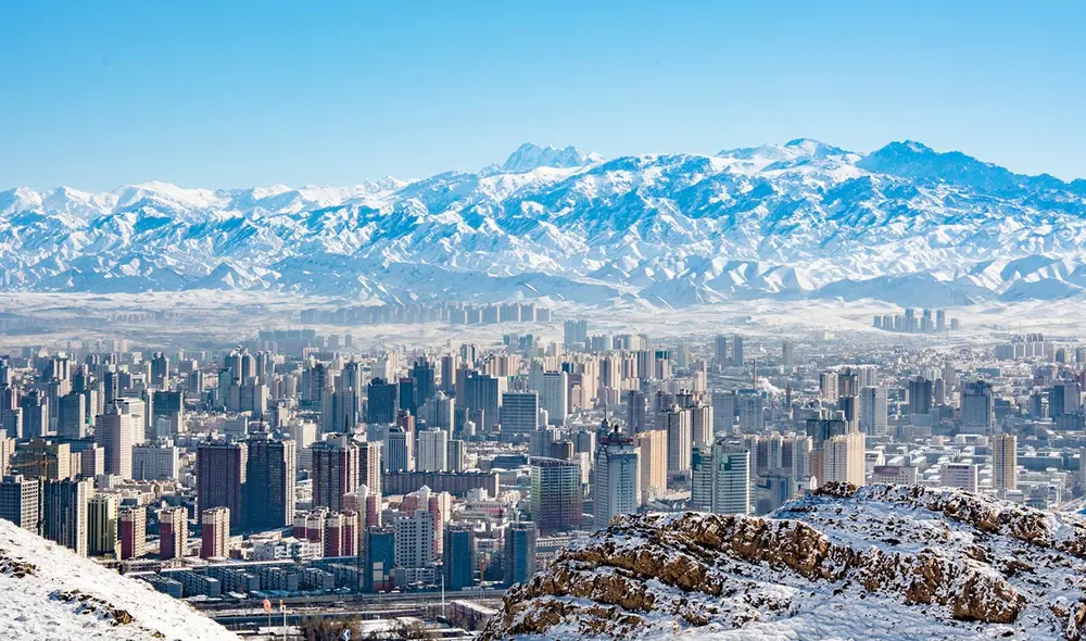La ciudad más alejada del mar cuenta con temperaturas oscilan entre −12,6 °C en enero y 42,1 °C en agosto, lo que obliga a los residentes a adaptarse a las condiciones extremas. Foto: Shutterstock La ciudad más alejada del mar cuenta con temperaturas oscilan entre −12,6 °C en enero y 42,1 °C en agosto, lo que obliga a los residentes a adaptarse a las condiciones extremas. Foto: Shutterstock