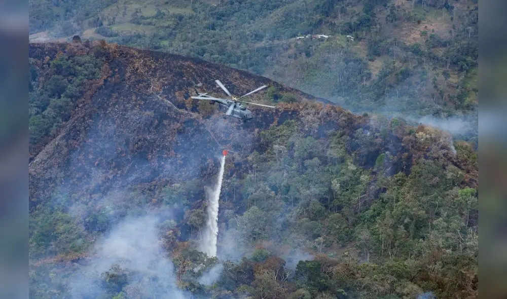 Intervención aérea. Tras la identificación de puntos álgidos, los helicópteros de la Fuerza Aérea trasladan hasta 3.000 litros de agua en cada viaje, informó la PCM. Pero aún es insuficiente.